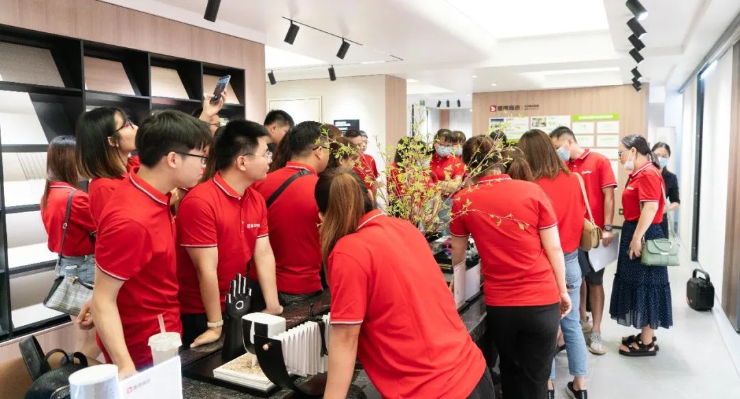 乘風破浪,全力以赴|2022鷹牌墻地專家超級門店訓練營圓滿結(jié)營!(圖13) 乘風破浪,全力以赴|2022鷹牌墻地專家超級門店訓練營圓滿結(jié)營!(圖13)