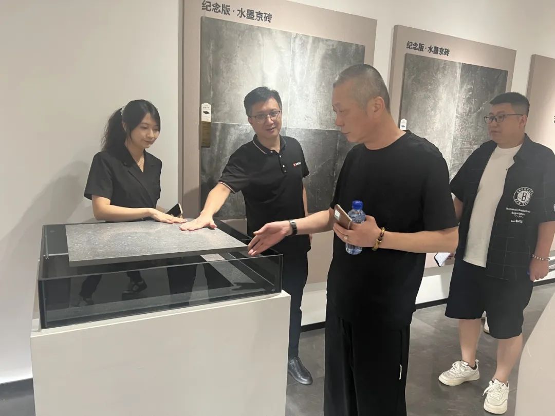 共話家居發展新趨勢｜湖南千思裝飾集團張董一行蒞臨鷹牌總部參觀交流(圖2)