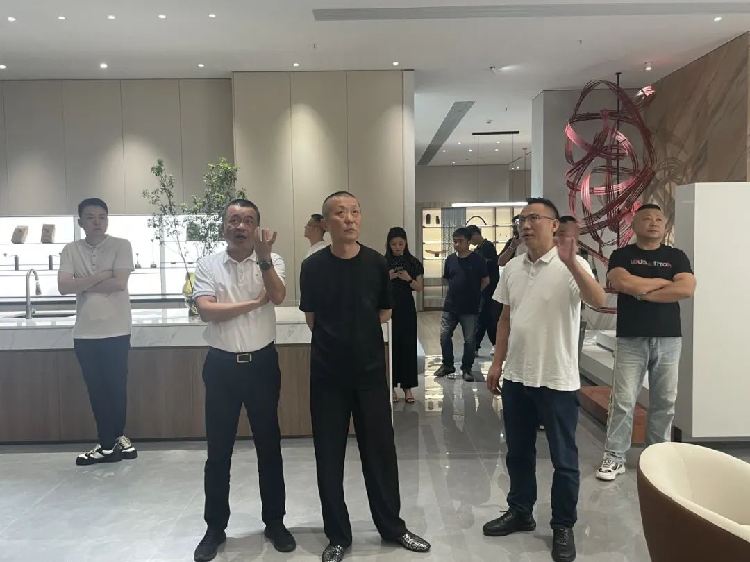 共話家居發展新趨勢｜湖南千思裝飾集團張董一行蒞臨鷹牌總部參觀交流(圖4)