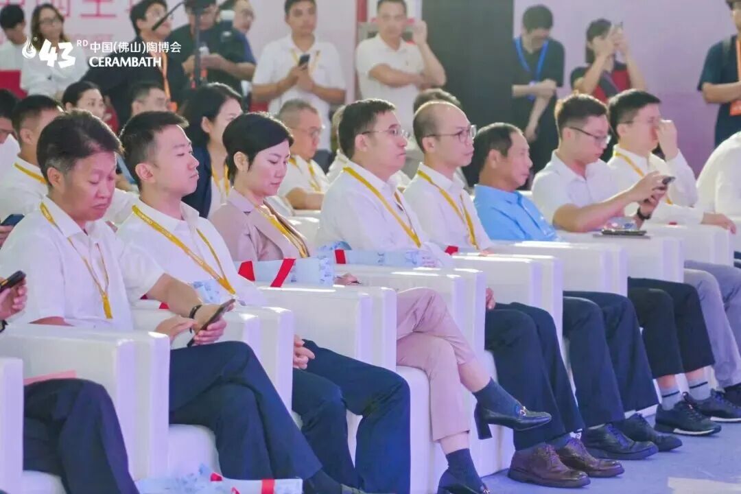 榮譽加冕｜鷹牌陶瓷榮獲2025年度陶瓷行業領軍品牌大獎(圖2)